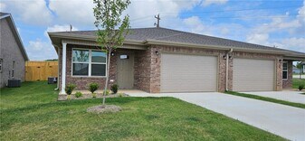 6813 NW Toby St in Bentonville, AR - Building Photo