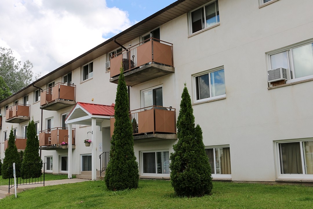 11th Avenue Apartments in Hanover, ON - Building Photo