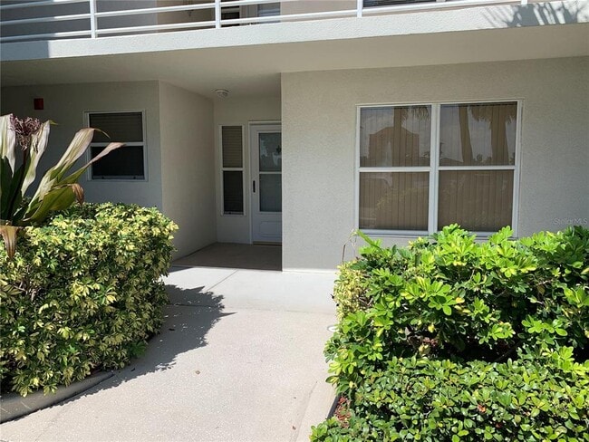 6061 Bahia Del Mar Cir in St. Petersburg, FL - Building Photo - Building Photo