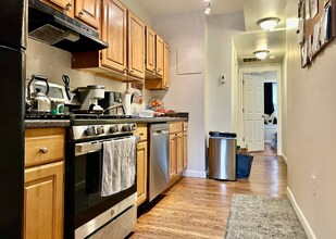 1942 Beacon St, Unit 1 in Boston, MA - Building Photo - Building Photo
