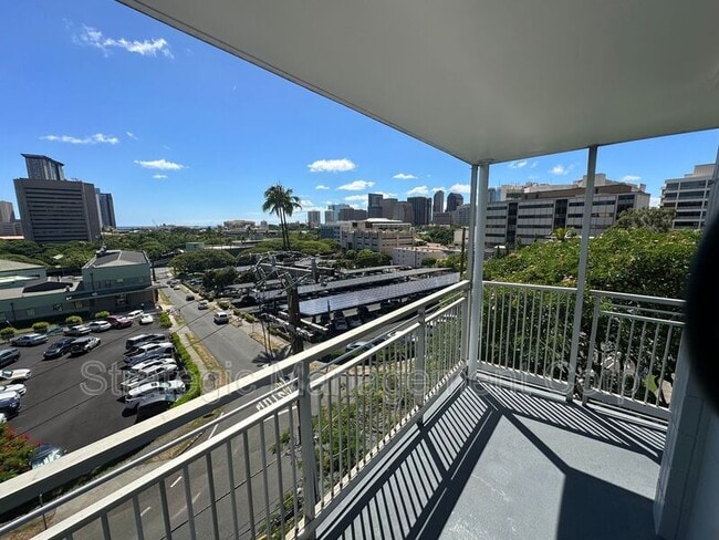 1301 Lusitana St in Honolulu, HI - Building Photo - Building Photo