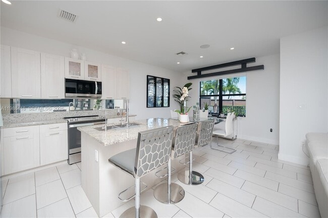 15785 NW 91st Ct in Miami Lakes, FL - Building Photo - Building Photo