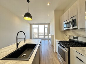 6324 W Belmont Ave, Unit J05P in Chicago, IL - Foto de edificio - Building Photo