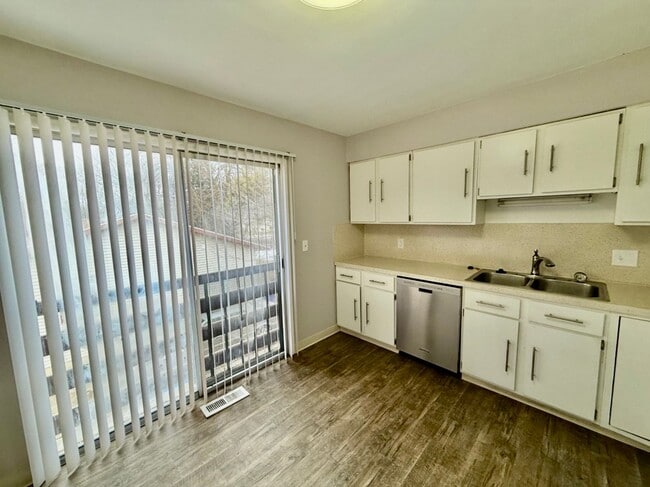 2081 Shangrai-La Dr SE in Grand Rapids, MI - Building Photo - Building Photo