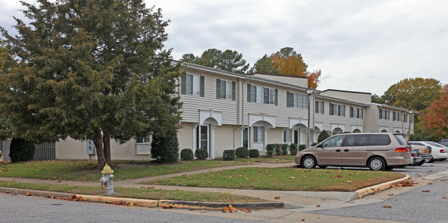 Geneva Square Apartments in Chesapeake, VA - Building Photo - Building Photo