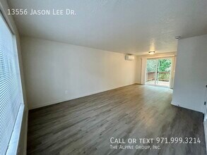 13556 Jason Lee Dr in Oregon City, OR - Building Photo - Building Photo