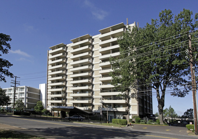 The Embassy Apartments in Memphis, TN - Foto de edificio - Building Photo