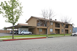 300 E School Ave in Visalia, CA - Foto de edificio - Building Photo