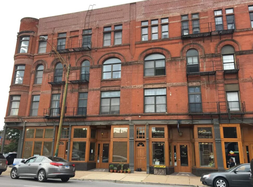 1162 W Grand Ave in Chicago, IL - Building Photo