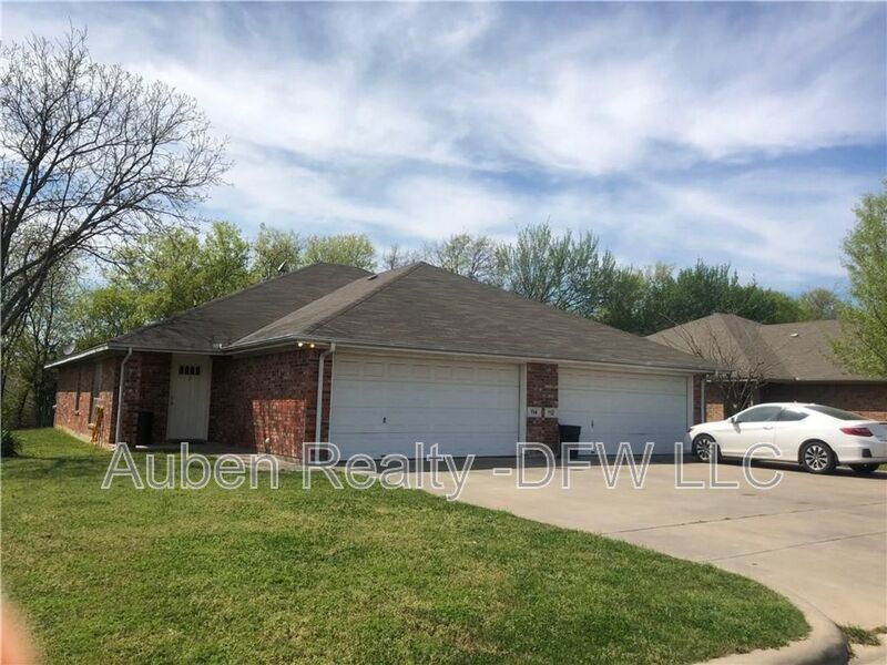 114 Honey Bee Dr in Joshua, TX - Building Photo