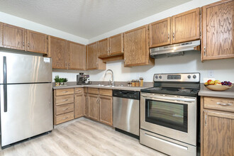 Greenbriar Apartments in Regina, SK - Building Photo - Building Photo