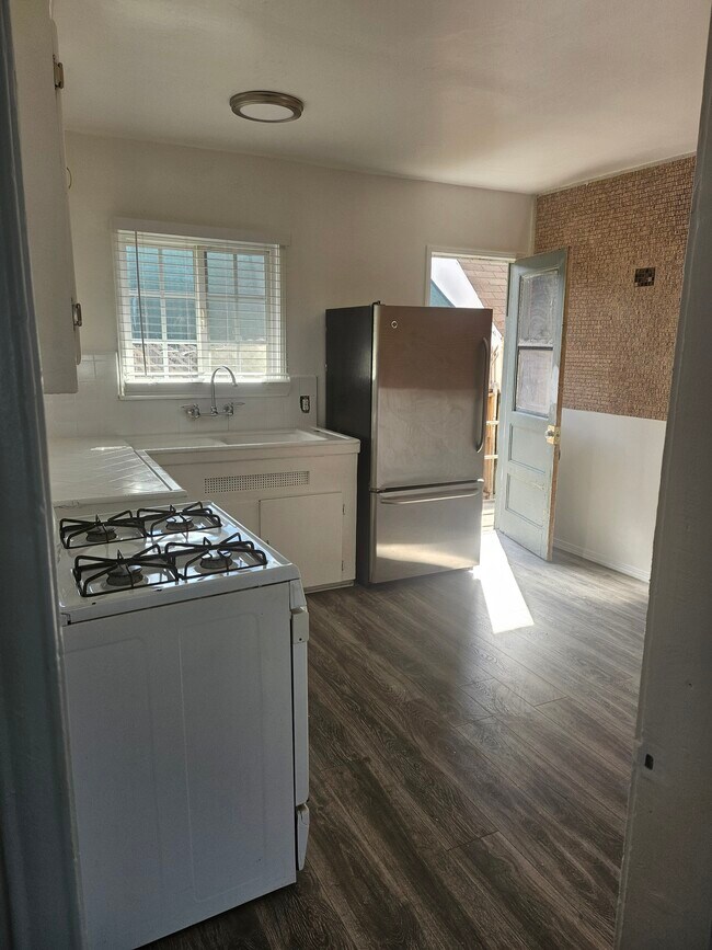 10930 Charnock Rd in Los Angeles, CA - Building Photo - Building Photo