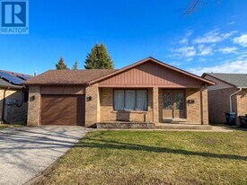 5 Whistling Hills Dr in Toronto, ON - Building Photo