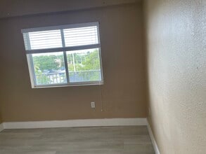 2536 NW 24th St, Unit 4C in Miami, FL - Building Photo - Building Photo