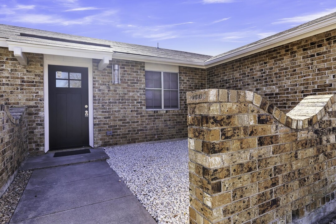 207 Meandering Way in Del Rio, TX - Building Photo