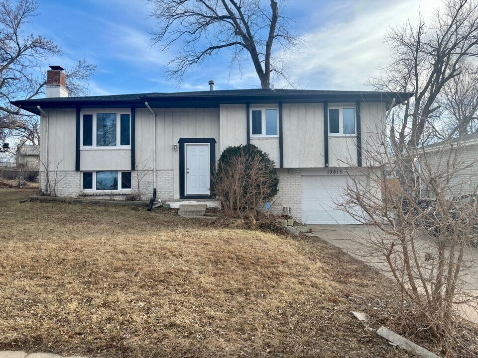 13815 West Cir in Omaha, NE - Building Photo