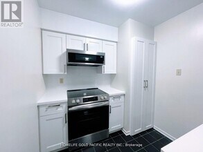 1055 Bay St. in Toronto, ON - Building Photo - Building Photo