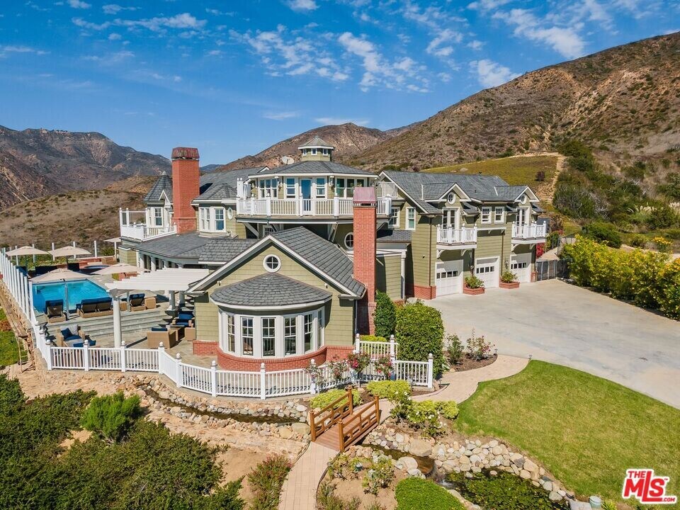 6277 Sea Star Dr in Malibu, CA - Foto de edificio