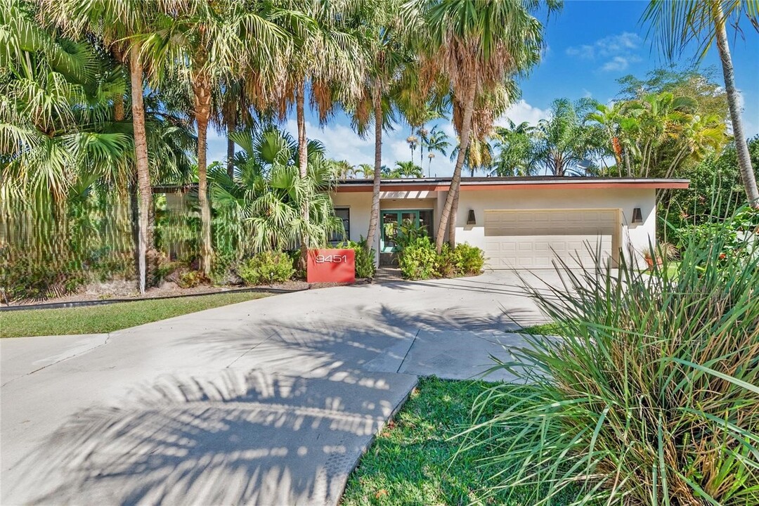 9451 E Calusa Club Dr in Miami, FL - Building Photo