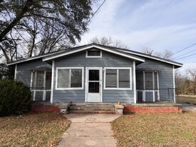 1302 E Collin St in Corsicana, TX - Building Photo