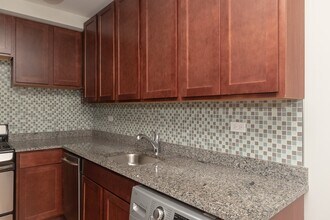 556 W Arlington Pl, Unit J01W in Chicago, IL - Building Photo - Building Photo