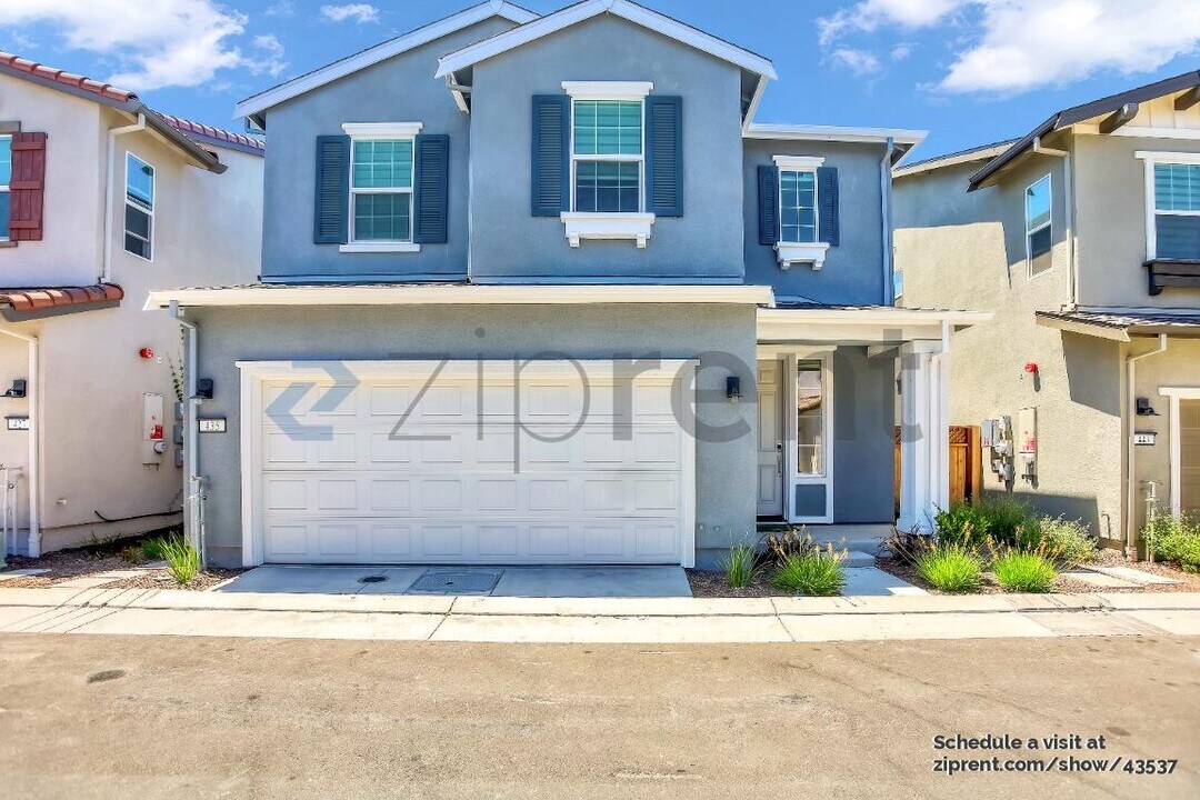 435 N Geyserville Wy in Mountain House, CA - Building Photo