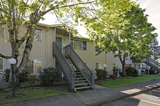 Grand Oaks Apartments in Salem, OR - Building Photo - Building Photo