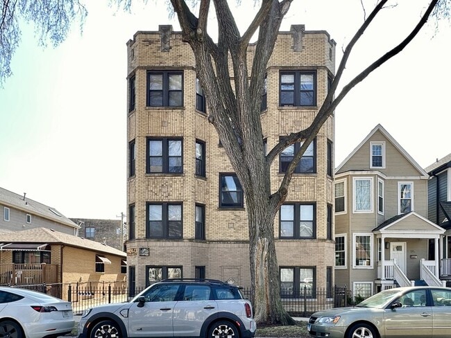 property at 1913 W Larchmont Ave