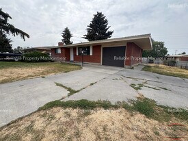 2650 E 17th St in Ammon, ID - Building Photo