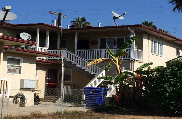 110-112 S Tremont St in Oceanside, CA - Foto de edificio