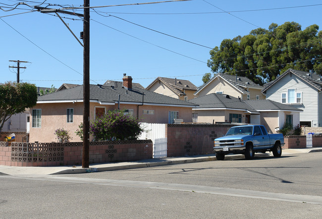 161-163 E C St in Port Hueneme, CA - Foto de edificio - Building Photo