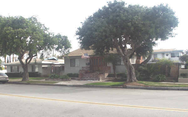 526 7th St in Huntington Beach, CA - Building Photo