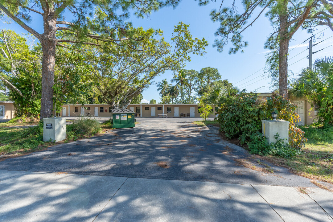 11103 Tamiami Trl E in Naples, FL - Building Photo