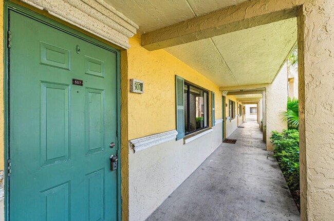 507 Meadows Cir in Boynton Beach, FL - Building Photo - Building Photo