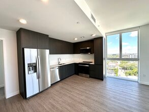 234 NW 17th St, Unit B09 in Miami, FL - Building Photo - Building Photo