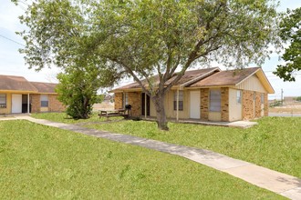 Mercedes Palms Apartments in Mercedes, TX - Foto de edificio - Building Photo