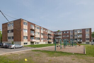 320 Thompson Boul in St. Laurent, QC - Building Photo