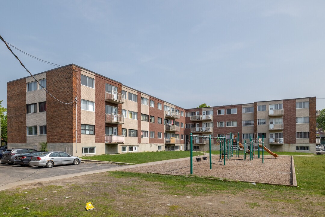 320 Thompson Boul in St. Laurent, QC - Building Photo
