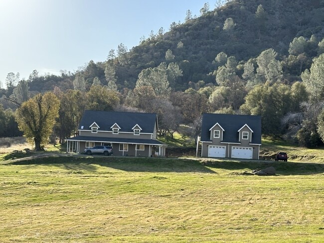 43022 Apache Rnch Rd in Ahwahnee, CA - Foto de edificio - Building Photo