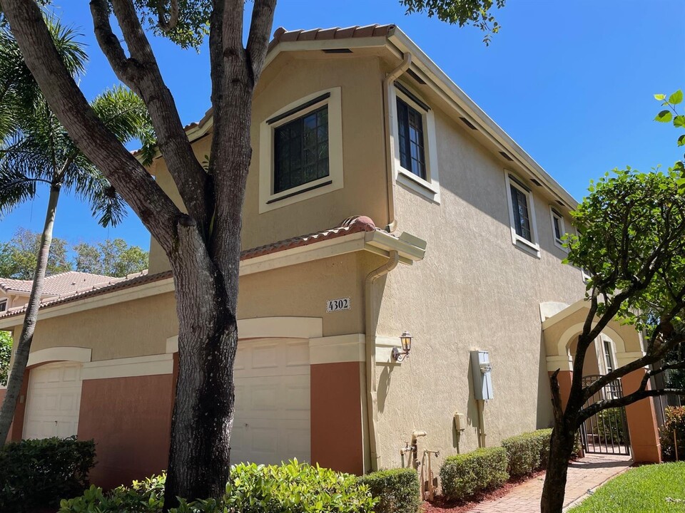 4302 Vineyard Cir in Weston, FL - Building Photo