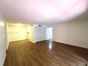 10822 N Kendall Dr, Unit S14 in Miami, FL - Building Photo - Building Photo