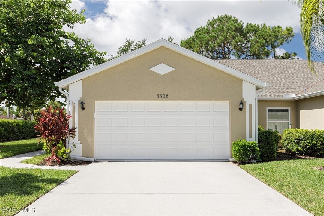 5502 Greenwood Cir in Naples, FL - Building Photo