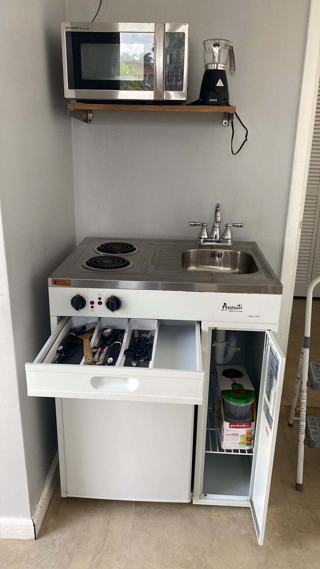 8201 SW 12th Ter in Miami, FL - Building Photo - Building Photo