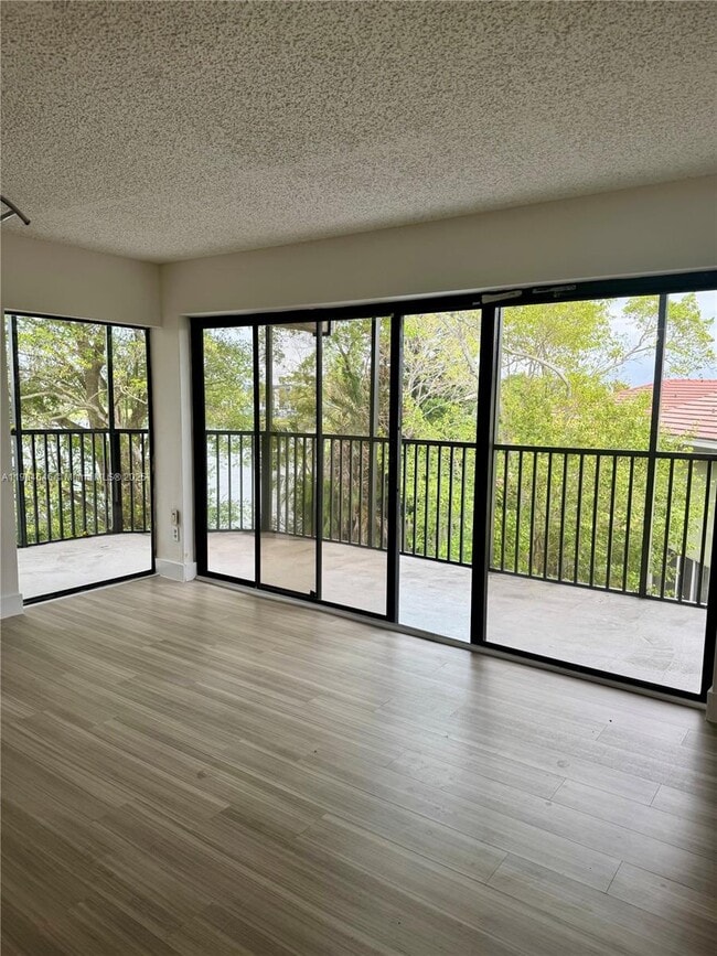 605 Ives Dairy Rd in Miami, FL - Building Photo - Building Photo