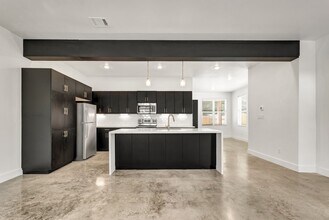 205 Lynn Dr in Bryan, TX - Building Photo - Building Photo
