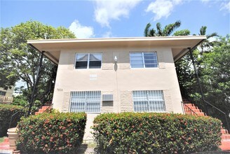 7836 NE Bayshore Ct in Miami, FL - Building Photo - Building Photo