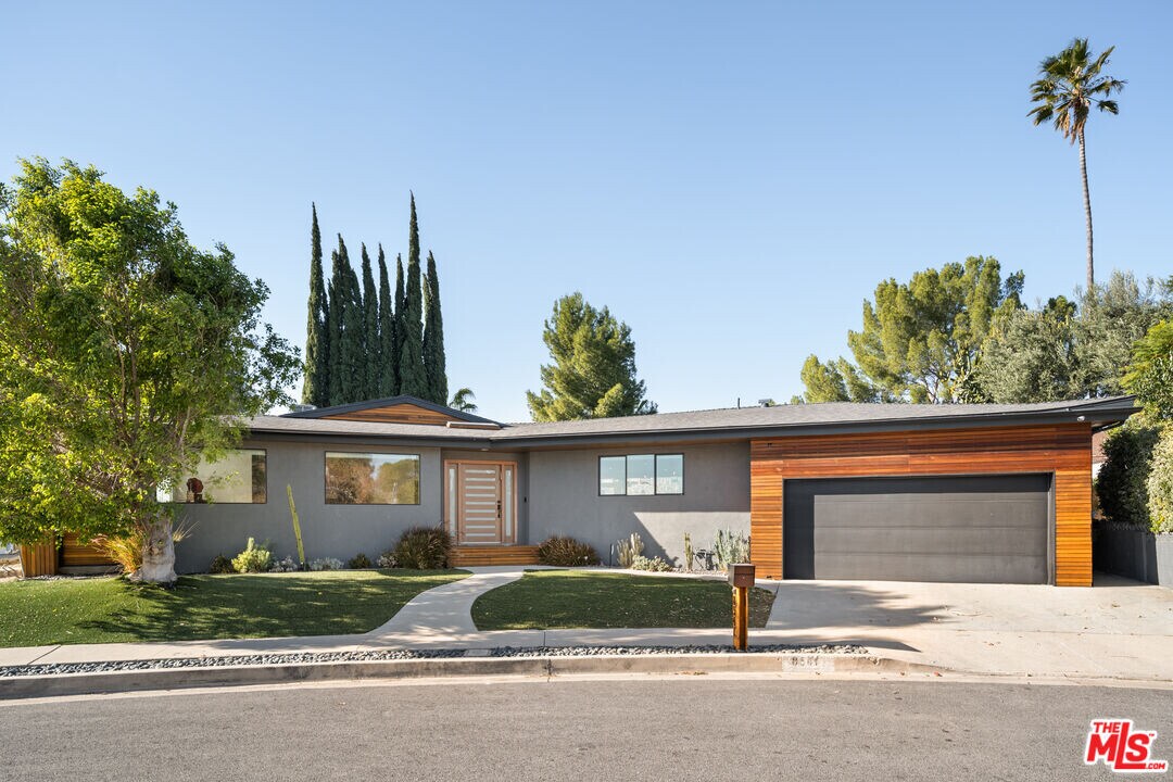 8547 Shoup Ave in Los Angeles, CA - Building Photo