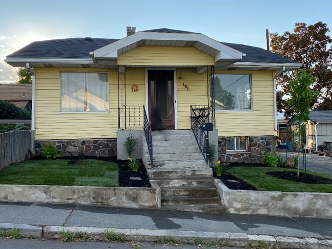 property at 1015 Laughlin St