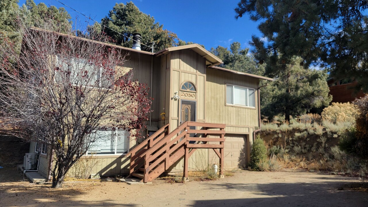 2050 Woodland Dr in Pine Mountain Club, CA - Building Photo