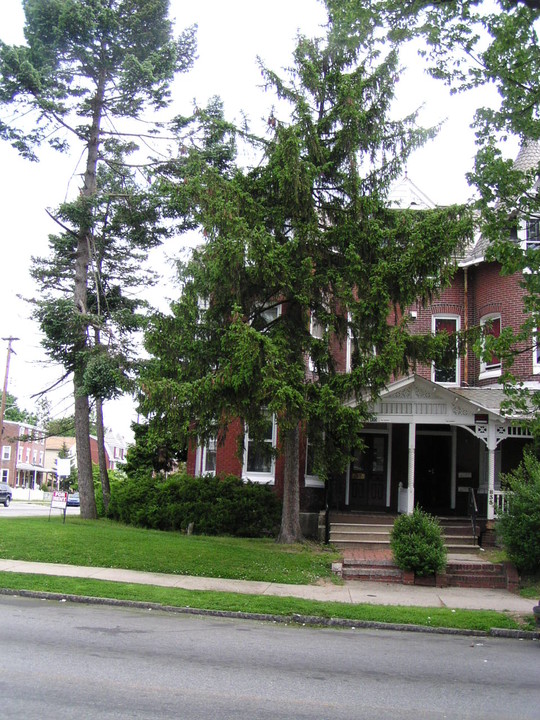 835 W Marshall St in Norristown, PA - Building Photo